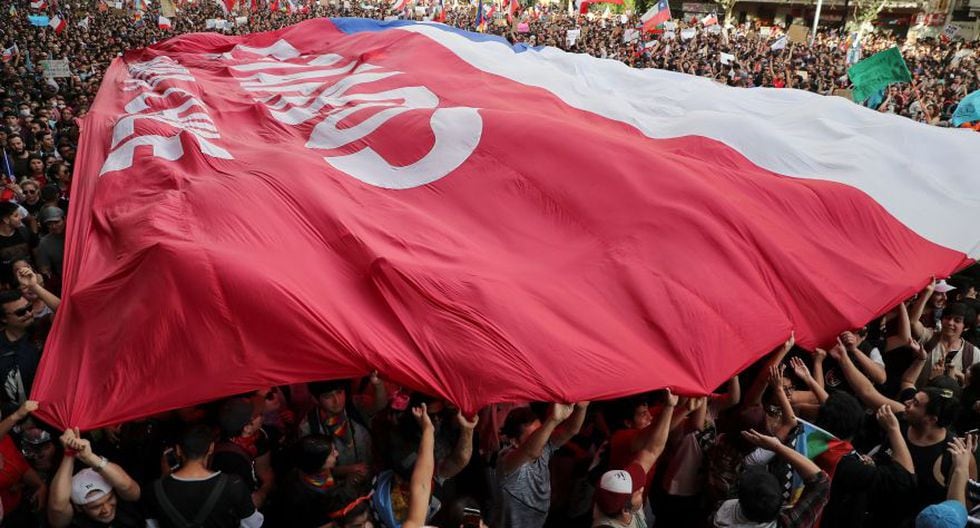 La Defensa Nacional decretó para la región Metropolitana “toque de queda desde las 23:00 hrs del día 25 de octubre hasta las 04:00 hrs del día 26 de octubre”, informó el Ejército a través de Twitter. (Foto: Reuters).
