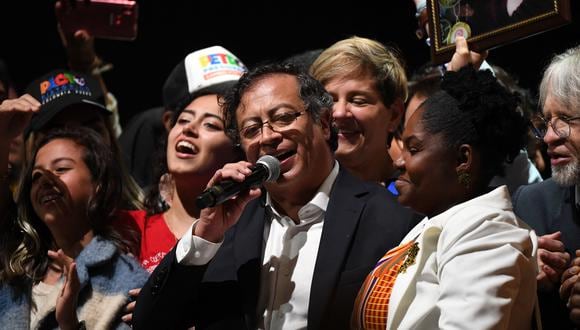 El electo presidente Gustavo Petro y su compañera de fórmula Francia Márquez celebran en el Movistar Arena de Bogotá, después de ganar la segunda vuelta de las elecciones presidenciales el 19 de junio de 2022. (Foto: Daniel MUNOZ / AFP)