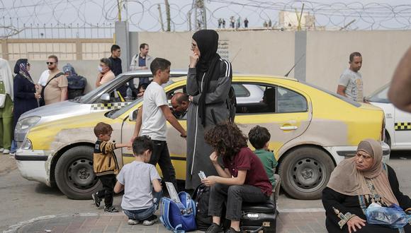 Miles de civiles, entre palestinos y extranjeros, esperan que el paso de Rafah abra del lado gazatí para cruzar hacia Egipto huyendo de los bombardeos israelíes.