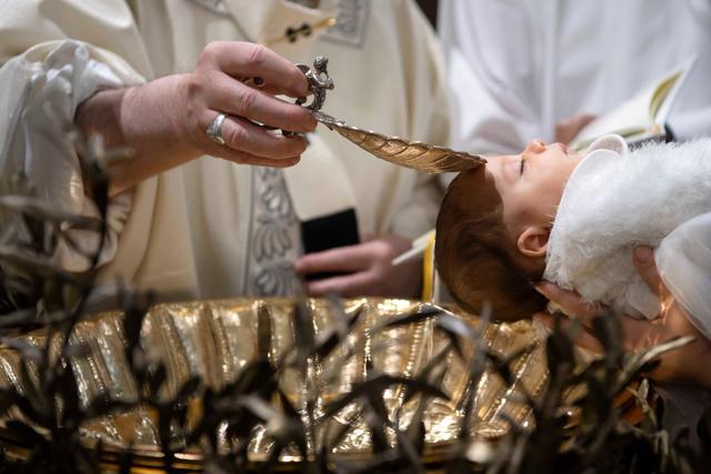 El Papa Francisco bautiza a un bebé durante una misa en la Capilla Sixtina en el Vaticano. (Foto: Reuters)