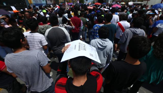 Más de 12 mil personas acudieron a la Ciudad Universitaria para rendir el examen de admisión 2019-II. Familiares y amigos esperaron bajo el sol. (Foto: Alessandro Currarino / El Comercio)