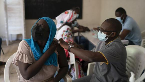 Un trabajador de la salud administra una dosis de la vacuna COVID-19 de Janssen Johnson & Johnson en el estadio Leopold Sedar Senghor en Dakar, Senegal. (Foto: AP / Leo Correa).