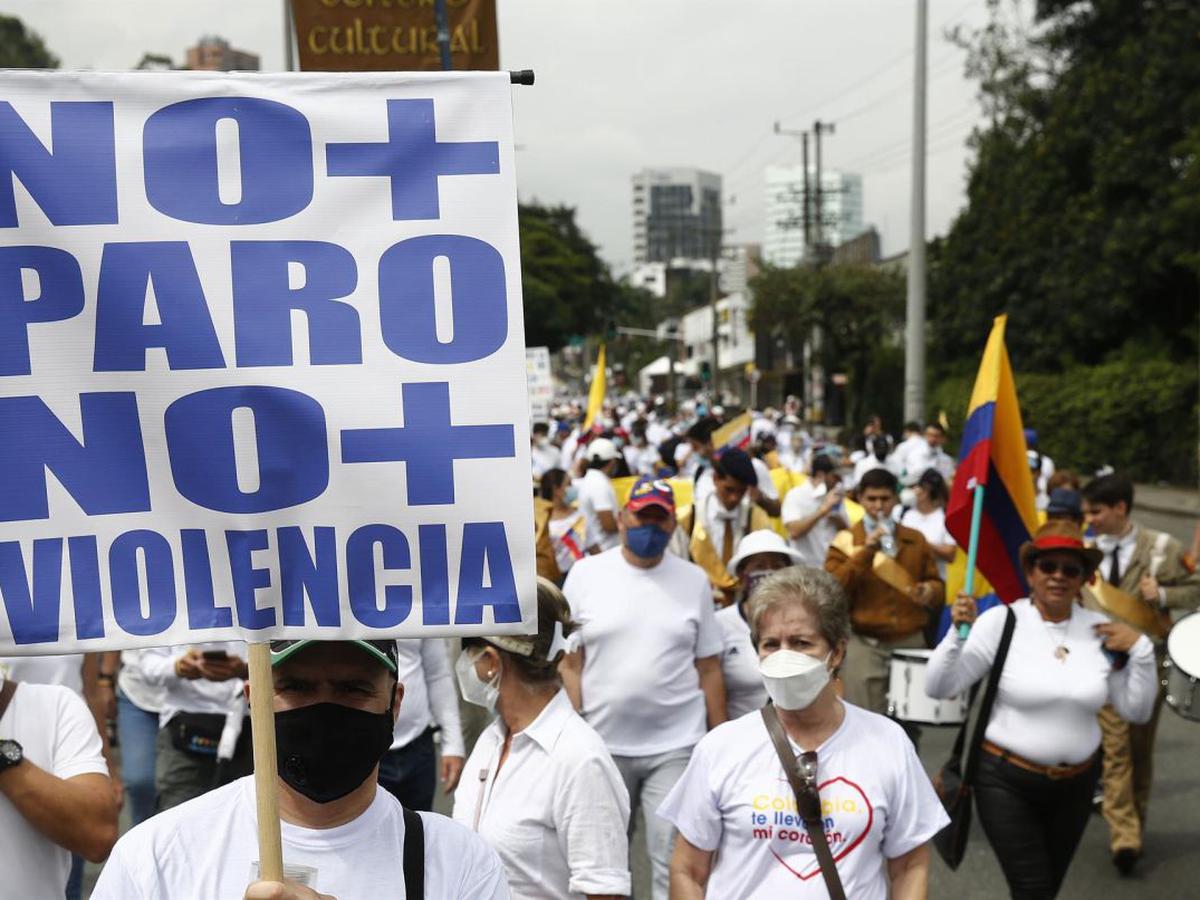 Protestas en Colombia: miles de personas marchan vestidas de blanco contra  el paro y los bloqueos de carreteras | Iván Duque | MUNDO | EL COMERCIO PERÚ