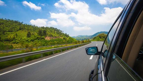 Obstruir el carril izquierdo de una vía se castiga con una multa de S/. 396. (Foto: Shutterstock)