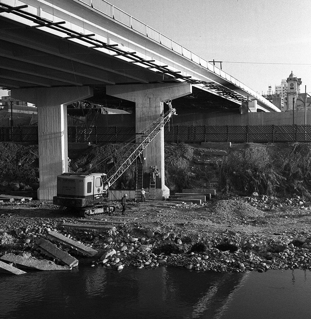 En esta fotografía, tomada el 9 de junio de 1960, se ve a varios obreros dando los últimos retoques de pintura al puente Santa Rosa. (Foto: GEC Archivo Histórico)
