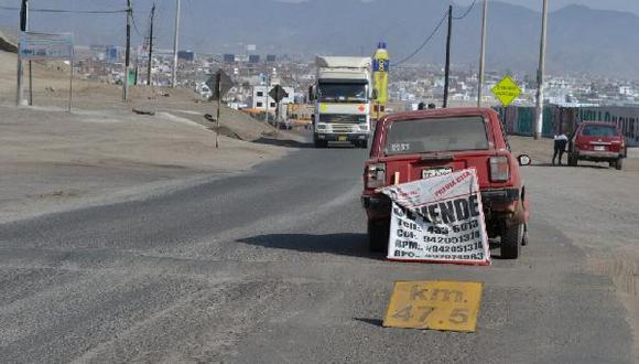 Un "vehículo en venta" bloquea la antigua Panamericana Sur