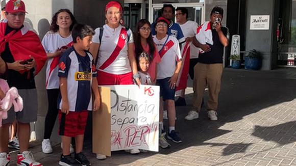 Hinchas esperan el bus de la selección peruana.