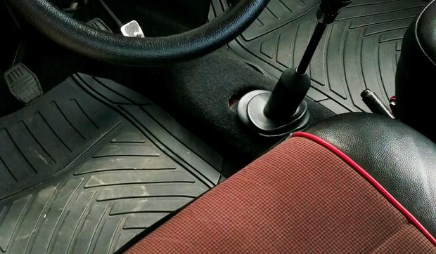 El infalible truco casero para limpiar las alfombras del coche