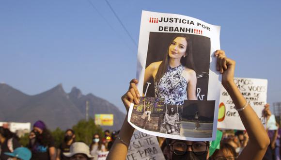 Personas sostienen carteles mientras participan en la marcha de mujeres exigiendo justicia para Debanhi Escobar, el 22 de abril de 2022. ( Foto de Julio César AGUILAR / AFP)