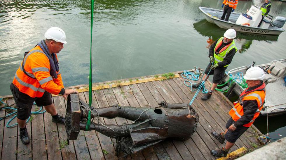 Los trabajadores retiran la estatua de Edward Colston del puerto de Bristol, Reino Unido. (Foto:  Ayuntamiento de Bristol / vía REUTERS).