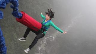 Muere mujer joven por saltar del bungee sin la protección correcta | VIDEO