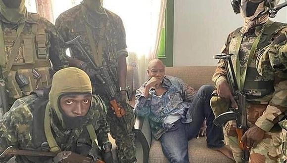 Una fotografía facilitada por el ejército de Guinea muestra al presidente Alpha Conde detenido por las fuerzas especiales del ejército en Conakry. (Foto: EFE).