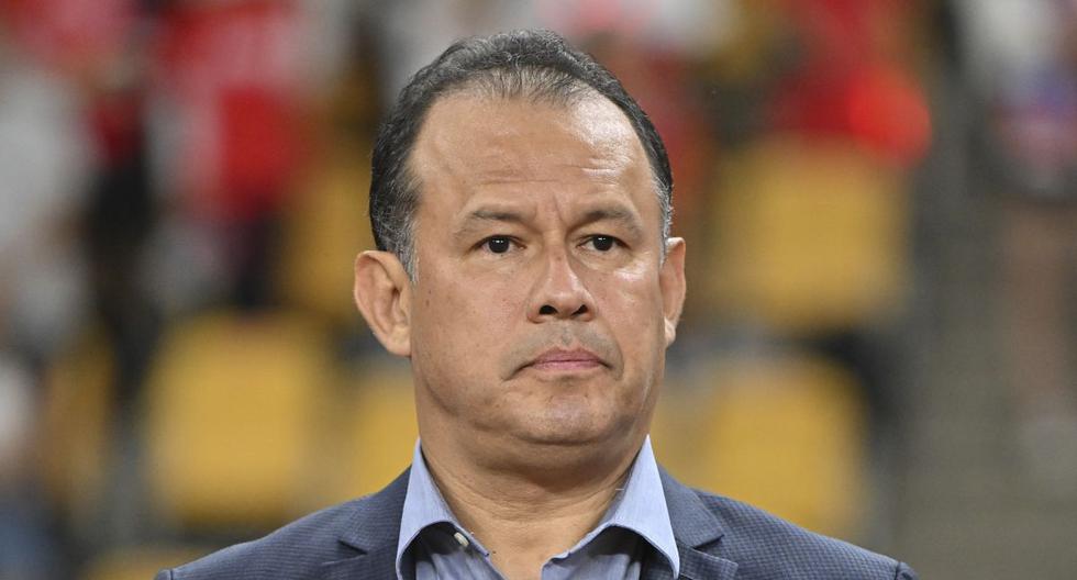 Juan Reynoso ha dirigido cinco partidos a Perú en las Eliminatorias 2026: no suma victorias. (Foto: AFP)