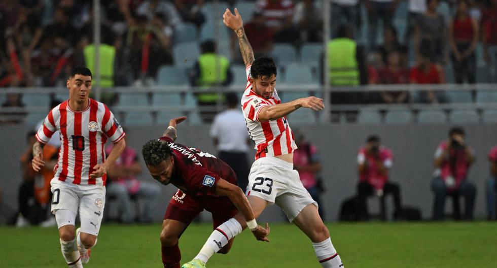 Venezuela's midfielder Jose Martinez (C) fights for the ball with Paraguay's midfielder Mathias Villasanti (R) during the 2026 FIFA World Cup South American qualifiers football match between Venezuela and Paraguay, at the Monumental stadium in Maturin, Venezuela, on September 12, 2023. (Photo by Yuri CORTEZ / AFP)