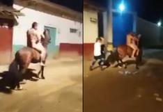 Colombia: pareja desnuda cabalga por las calles de un municipio