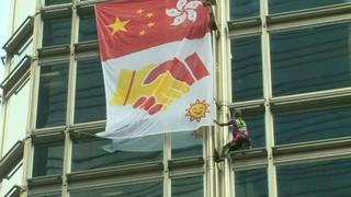 "Spiderman" de Francia despliega bandera por la paz en rascacielos de Hong Kong