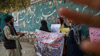 Talibanes dispersan con disparos al aire una pequeña protesta de seis mujeres en Kabul