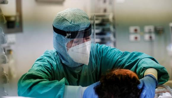 Paciente de coronavirus siendo atendido en la unidad de cuidados intensivos de un hospital en Roma. (Foto: EFE)