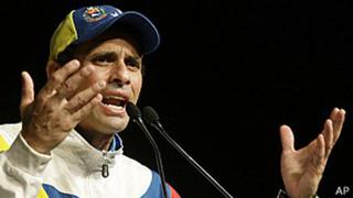 Venezuela: Capriles muestra su partida de nacimiento y reta a Maduro a que haga lo mismo