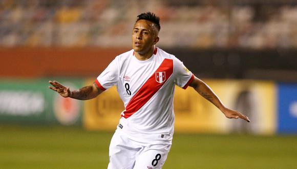Como Christian Cueva tras su gol, al público peruano hay que pedirle calma. (Foto: Reuters)
