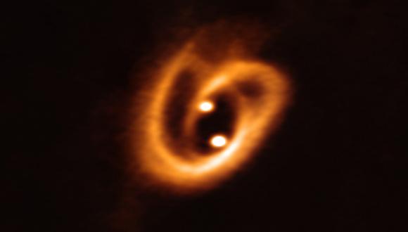 Esta imagen muestra dos discos circunestelares en los que están creciendo dos estrellas bebé, alimentadas con el material del disco circundante que ha dado lugar a su nacimiento. (Foto: ALMA (ESO/NAOJ/NRAO), Alves et al.)