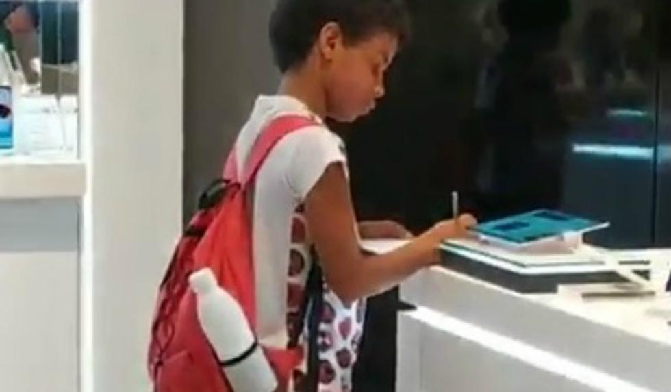 Se viralizó en Facebook el acto de Guilherme Henrique Santos, un niño que utilizó una tablet de exhibición para hacer su tarea. (Foto: Captura)