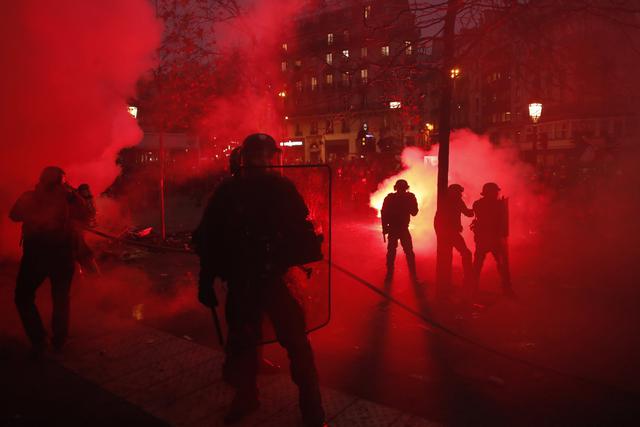 Manifestantes violentos protagonizan altercados este jueves en París durante las marchas contra la reforma de las pensiones propuesta por el Gobierno del presidente, Emmanuel Macron. Foto: AP