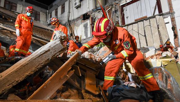 Un total de 23 personas fueron restiradas de entre los escombros del hotel Kaiyuan, el cual colapsó la tarde del lunes, señaló la ciudad de Suzhou en redes sociales. (Foto: Xinhua vía AP)