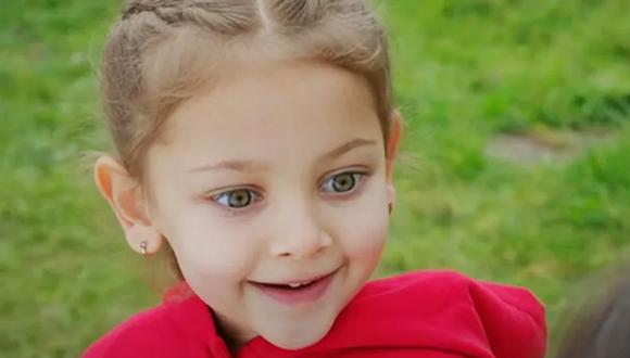 Gece Işık Demiral es la actriz infantil que interpreta a la pequeña Zeynep en la telenovela turca “Querida madre” (Foto: Gece Işık Demiral/ Instagram)