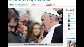 Papa Francisco bendice a un hombre con el rostro totalmente desfigurado