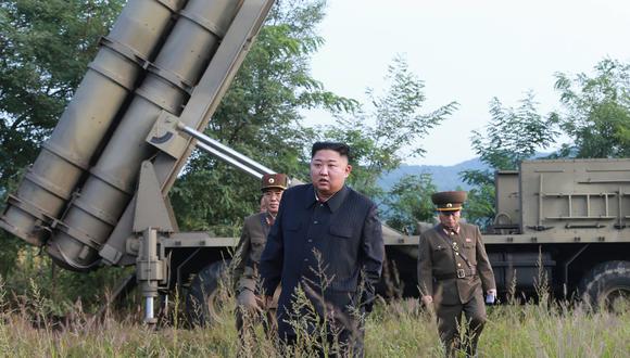 El líder norcoreano Kim Jong-un asistiendo a la prueba de un "lanzacohetes múltiple súper grande" en un lugar no revelado en Corea del Norte.  (Foto Archivo)