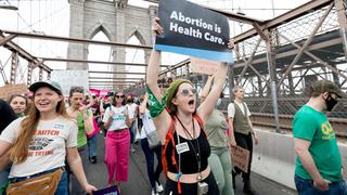 Miles de estadounidenses marchan en defensa del derecho al aborto