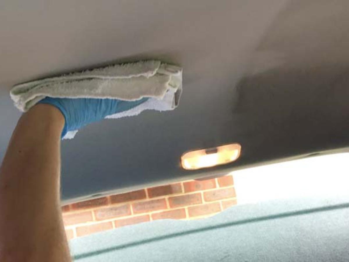 Cómo quitar las manchas del techo del coche de forma fácil