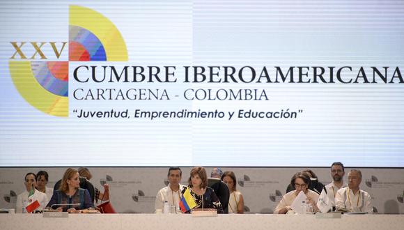 La Canciller de Colombia, María Ángela Olguín (C), junto a la Canciller de México, Claudia Ruiz Massieu (izq.), y la Secretaria General de la Secretaría General Iberoamericana (SEGIB), Rebeca Grynspan, asisten a la inauguración de la Reunión de Ministros de Relaciones Exteriores en el marco de la XXV Cumbre Iberoamericana en Cartagena, Colombia, el 28 de octubre de 2016.