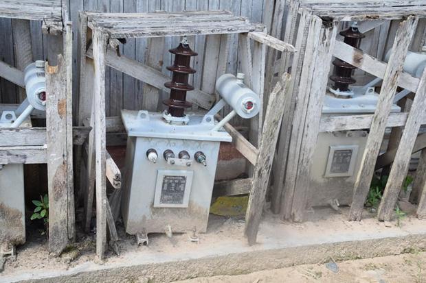 Equipos para la interconexión eléctrica abandonados. (Foto: Poblador de Betania) 