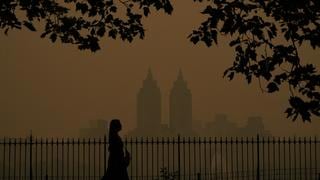Las impactantes imágenes de Nueva York cubierto por una nube de humo