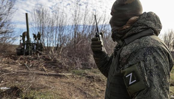 Las fuerzas de la autoproclamada República Popular de Donetsk disparan un mortero autopropulsado 2S4 Tulipán no lejos de Bakhmut, Ucrania, el 1 de diciembre de 2022. (EFE/EPA/ALESSANDRO GUERRA).