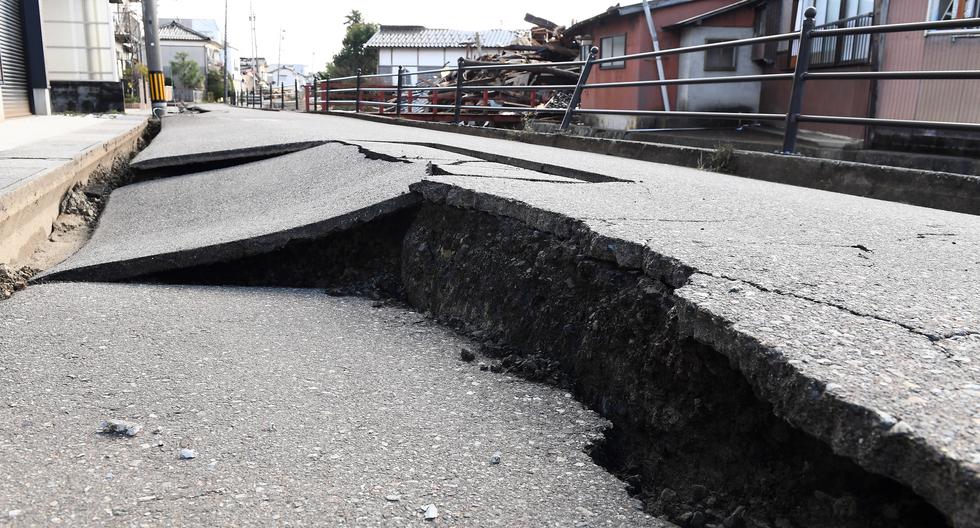 Esta vista general muestra el pavimento muy dañado en la ciudad de Anamizu, prefectura de Ishikawa, el 4 de enero de 2024, después de que un gran terremoto de magnitud 7,6 sacudiera Japón. (Foto de Toshifumi KITAMURA / AFP).