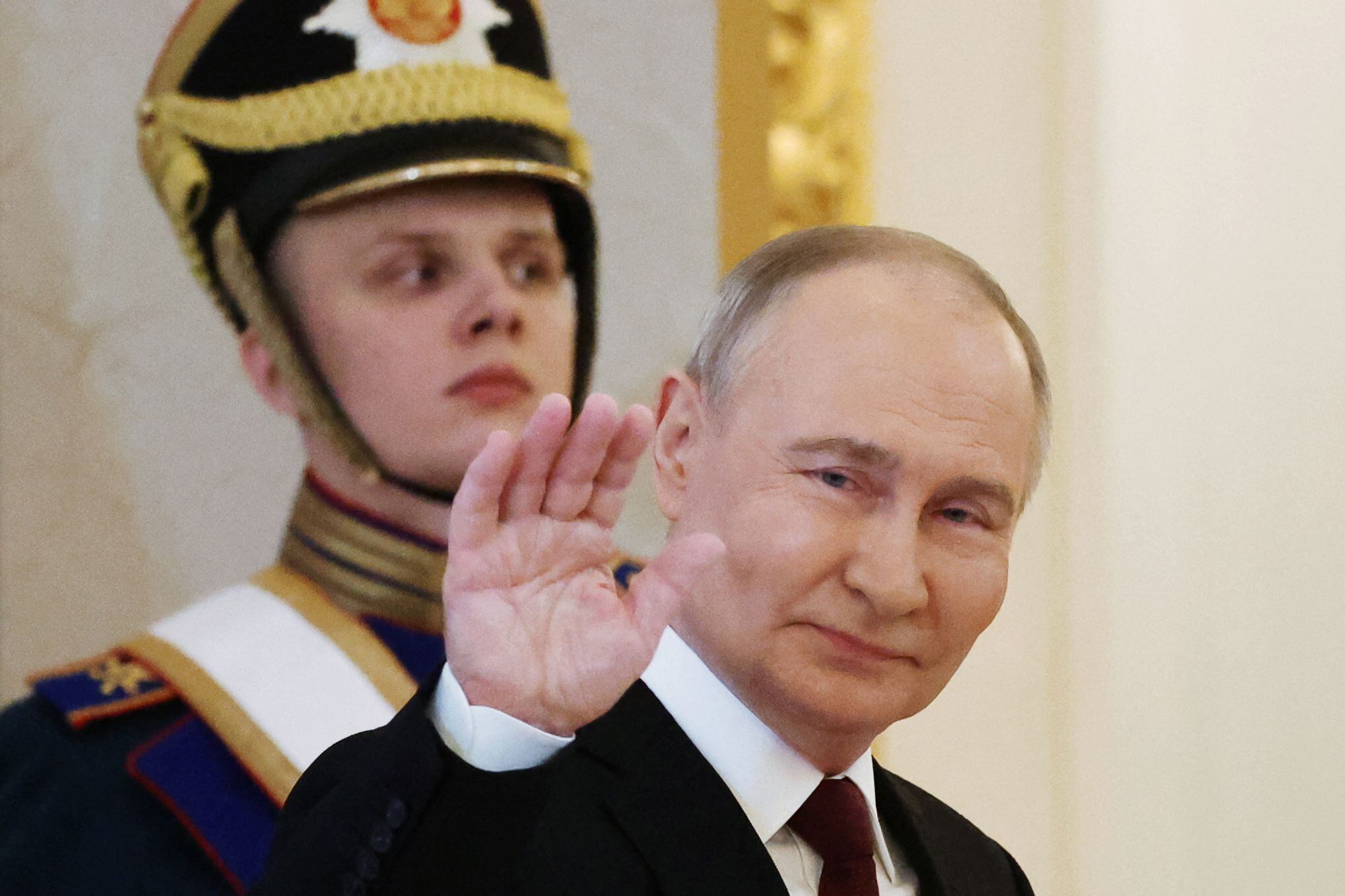 El presidente de Rusia, Vladimir Putin, saluda cuando llega a su ceremonia de toma de posesión en el Kremlin en Moscú el 7 de mayo de 2024. (Foto de Vyacheslav PROKOFYEV / POOL / AFP).