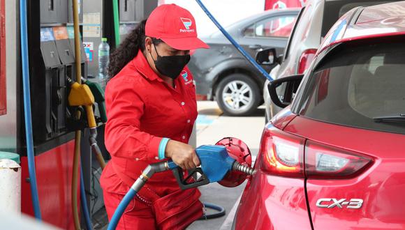 El precio de los combustibles se ha reducido con la exoneración del impuesto selectivo al consumo, señaló la PCM. (Foto: GEC)