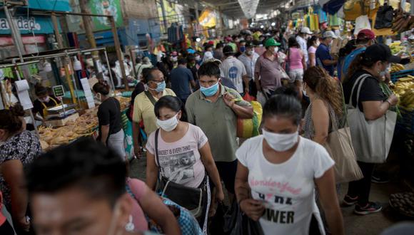 Los mercados se han convertido en focos de contagio del virus. Las municipalidades quisieron regular los horarios de atención desde el inicio de la pandemia, pero el Ejecutivo "nos enmendó la plana", señala Paz de la Barra. (Fotos: Anthony Niño de Guzman \ GEC)