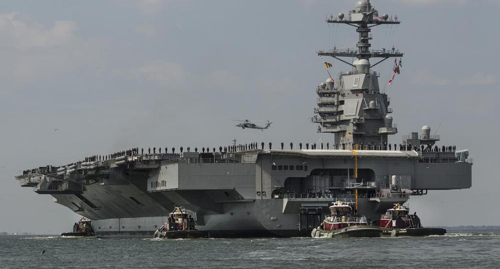 En esta foto del 14 de abril de 2017, el portaaviones USS Gerald R. Ford se dirige a la estación naval de Norfolk, Virginia, mientras los miembros de la tripulación están de pie en la cubierta. (Bill Tiernan/The Virginian-Pilot vía AP, Archivo).