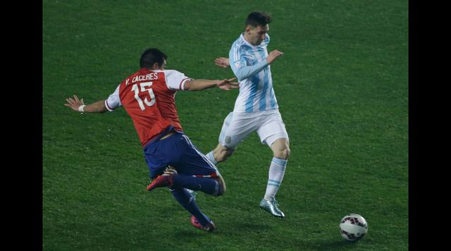 Lionel Messi sufrió la dura marca de la selección de Paraguay - 15