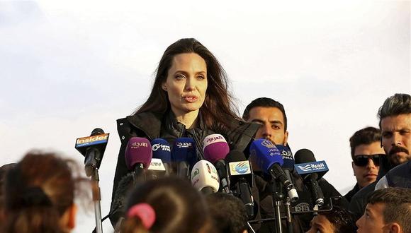 La enviada especial de la ACNUR, la actriz Angelina Jolie, habla a la prensa durante su visita al Campamento de Refugiados Sirios de Zaatari, en Mafraq. (AP)