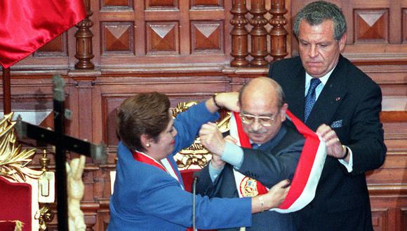 El 22 de noviembre del 2000, Valentín Paniagua recibió la banda presidencial de manos de Luz Salgado, vicepresidenta de la mesa directiva saliente. (Foto: Inés Menacho / Archivo El Comercio)