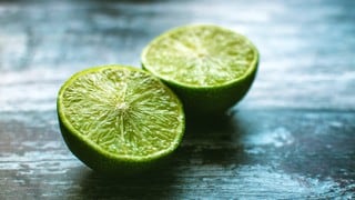 El ingenioso truco para exprimir los limones sin cortarlos por la mitad