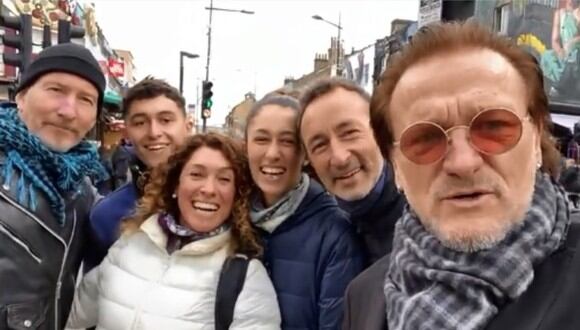 La reacción viral de Bono de U2 al encontrarse a una familia latina en una calle de Londres. (Foto: @BeatrizSuarez_ / Twitter)
