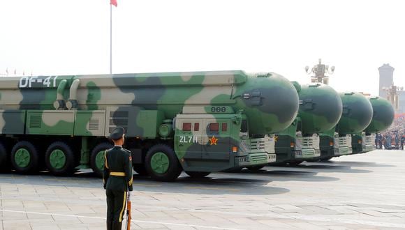 Vehículos militares de China transportando misiles durante una exhibición. (Foto: Reuters)
