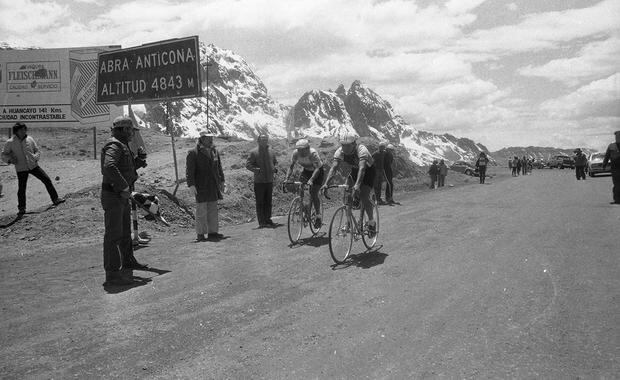 Neither the height nor the cold stopped the cyclists on their way to the top.  Photo: Armando Torres/ GEC Historical Archive