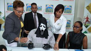 Jamaica: ganó la lotería y se presentó con una máscara para no ser reconocido